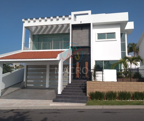 En Venta Amplia Casa En Fracc. Lomas De Cocoyoc Con 4 Recamaras, Alberca Y Jardin Apta A Creditos