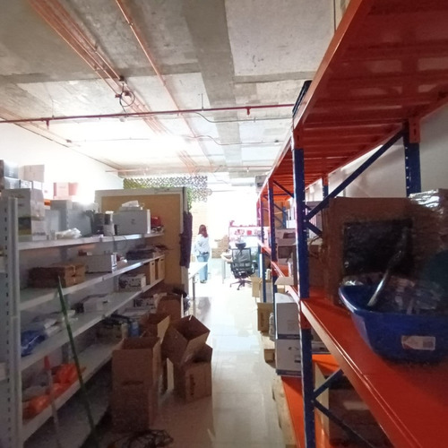 Local En Arriendo Con Terraza De Uso Y Goce