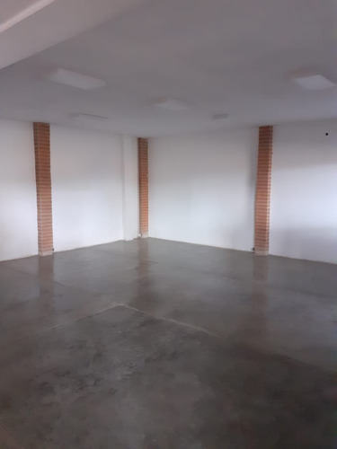 Imagen 4 de 10 de Alquilo Espectacular Galpon Industrial Ideal Para Consecionario Santa Monica 900 Mts2 Gandolas