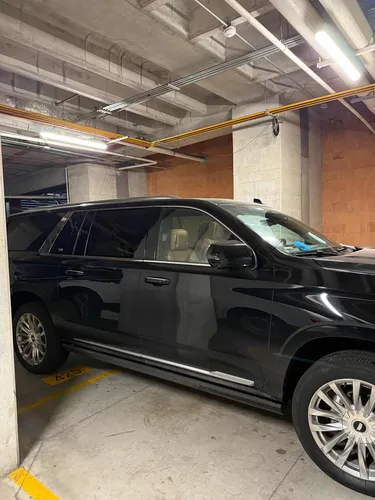 Cadillac Escalade Larga