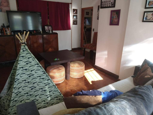 Casa De 2 Plantas En Castelar