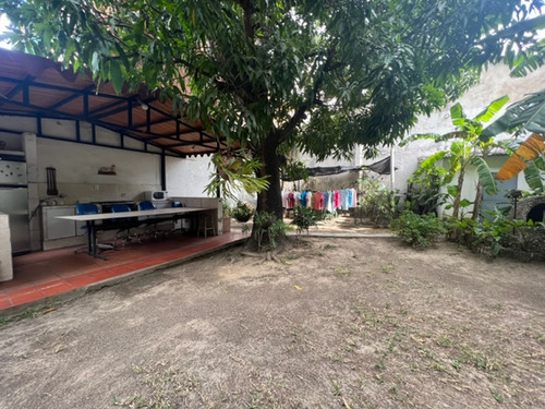 Se Vende Casa 373m2. 6h/3b/6p. Guatire.