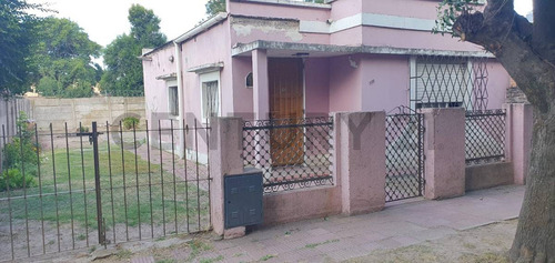 Casa De 2 Ambientes A Reciclar. Excelente Ubicacion Centrica Todos Los Servicios