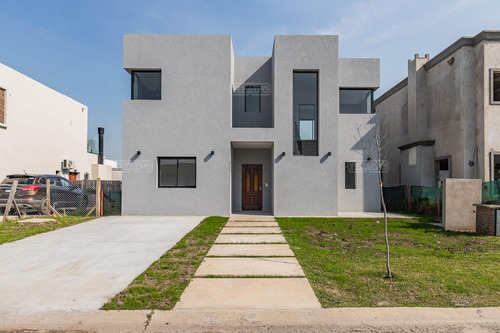 Casa En Venta En Vila Marina Ii, Villanueva, Tigre