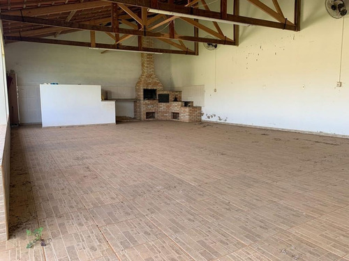 Imagem 3 de 18 de Chácara 1100m2, 200m2 De Área Construida, Salão Grande Para Festas Com Churrasqueira E Forno A Lenha, Casa Com Sotão, Cozinha E Banheiro - Ch00182 - 70394100