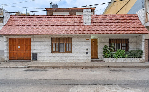 Casa En Venta En Rosario Tres Dorm Y Cochera 