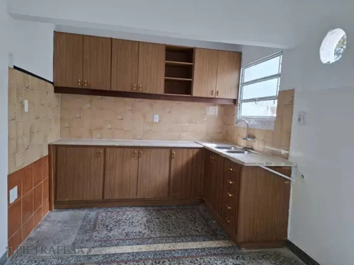Casa En Alquiler, 3dormitorios, 1baño, Patio. Jardines Del Hipódromo.