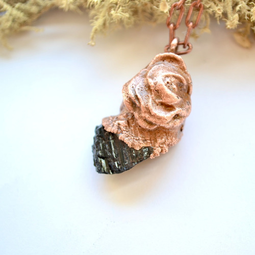 Imagen 2 de 10 de Collar Flor Con Turmalina Negra, Obsidiana Y Cobre, Cod1