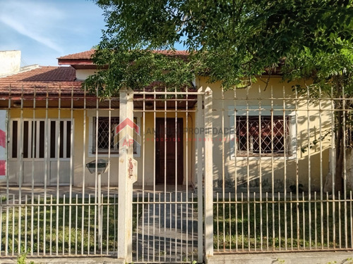 Casa Al Frente 3 Amb Y Gran Parque, Ubicada En Malvinas Argentinas 1347 Temperley