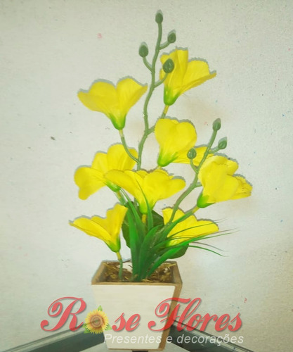 Arranjo Artificial De Flores Com Vaso De Madeira.