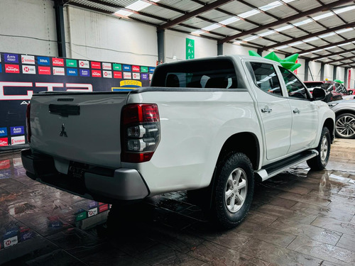 Mitsubishi L200 2.4 Cabina Doble 4x2 Mt
