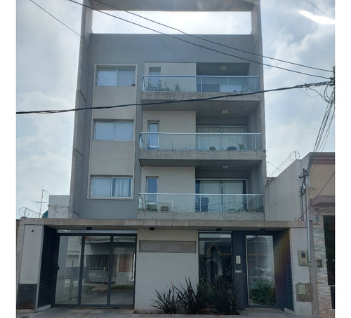 Departamento En Alquiler Dos Ambientes Listo Para Habitar, 3° Piso, Con Entrada Para Auto Descubierta. Larrea 1128, Quilmes Oeste.