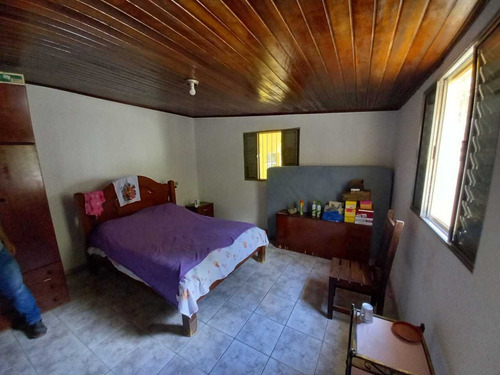 1.640 M², Casa Com 04 Dormitórios, Churrasqueira E Garagem !
