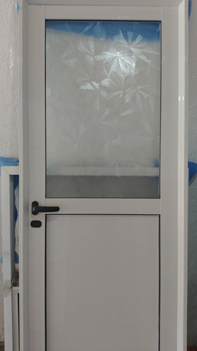 Imagen 1 de 2 de Puerta De Aluminio 70x200 Medio Vidrio