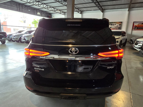 Toyota Hilux SW4 2.8 D-4D TURBO DIESEL SRX 7L 4X4 AUTOMÁTICO