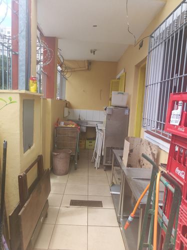 Mercado Com Espaço De Restaurante