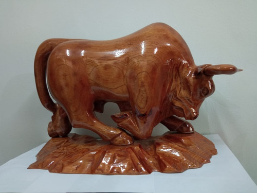 Imagen 3 de 3 de Toro De Casta Tallado En Madera Cedro (45x30 Aprox)
