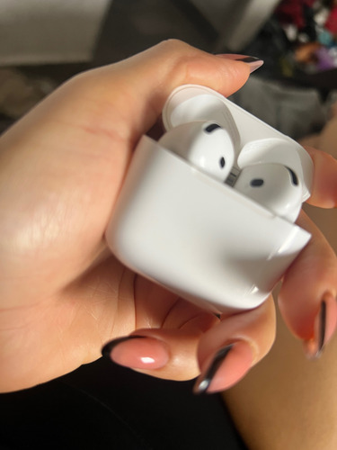 Apple iPhone 13 Pro Max (128 Gb) - Oro Y AirPods 4tq Generación (Usado)