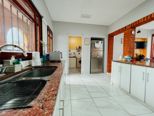 Imagen 13 de 16 de Espectacular Casa En Venta En Banfield Oeste Con 6 Amb, Parque Y Piscina