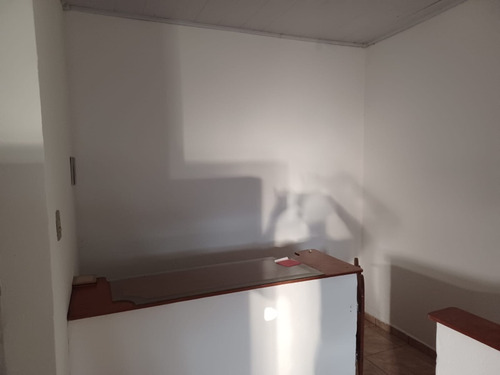 Casa No Interior Com Edícula.