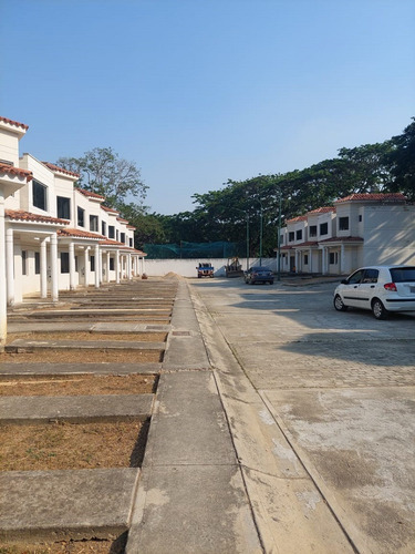 Ligia Guardia Vende Town House En Conjunto Res. Vista Golf, La Cumaca. Plth-351