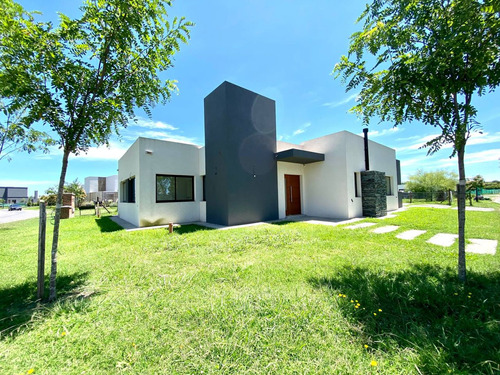 Casa En Venta En Pilar Del Este, Santa Elena