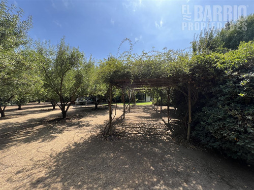 Casa En Venta De 6 Dorm. En Colina