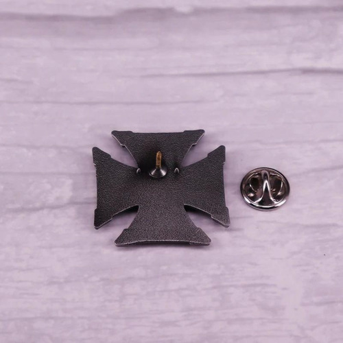 Pin Broche Cruz Malta Caveiras Skull Motoqueiro Rock Metal
