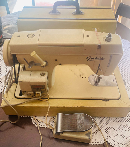 Maquina De Coser Eléctrica Godeco Supematic 3003 Con Pedal Beige (Usado)