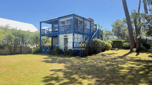 Casa Bien Ubicada Con Vistas Al Mar, Piscina Y Amplio Espacio Exterior
