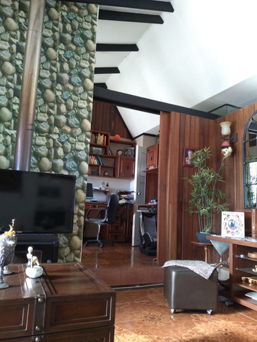 Se Vende Casa Con 2 Cabañas Ubicada En Sector Miraflores