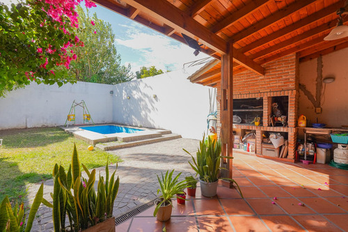 Venta - Casa - 4 Ambientes - Ramos Mejia - Pileta - Cochera