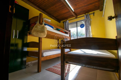 Casa En Alquiler Temporal En Playa Grande, Dos Dormitorios, Un Baño. Predio Cercado.