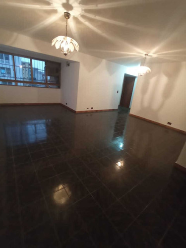 Imagen 4 de 12 de Venta Apartamento Centro Maracay