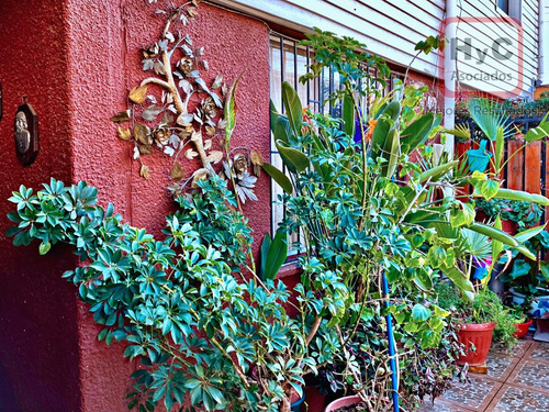 Hermosa Casa De Dos Pisos En Pasaje Cerrado, 3d/2b
