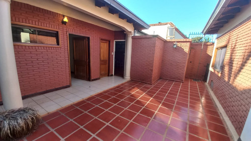 Vendo Casa A Una Cuadra De La Avda. Irrazábal, Centro: 4 Habitaciones Y 4 Baños.