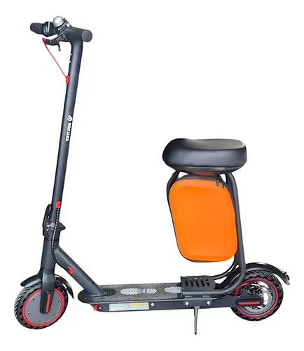 Patinete elétrico preto com banco e bolsa de transporte laranja sob o assento em vista lateral esquerda