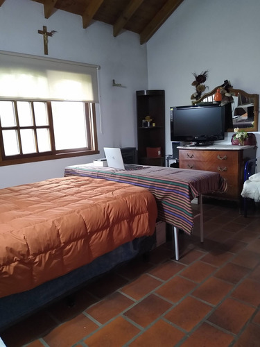 Casa 6 Amb. En Barrio El Cortijo, Malvinas Arg.