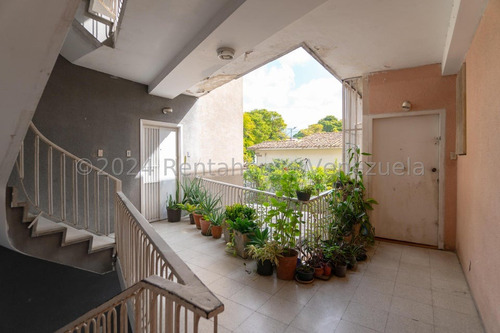 Edificio En Venta En El Bosque Consta De Ocho Aptos ,con Estacionamiento Ideal Para Comprar Y Alquilar Los Aptos.hay Que Reparar Fachadas.24-14946gm