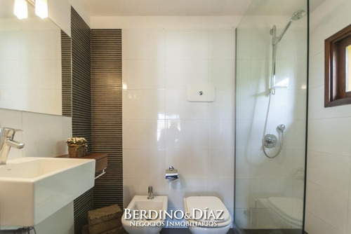 Casa En Venta En Pinares- Ref: 589