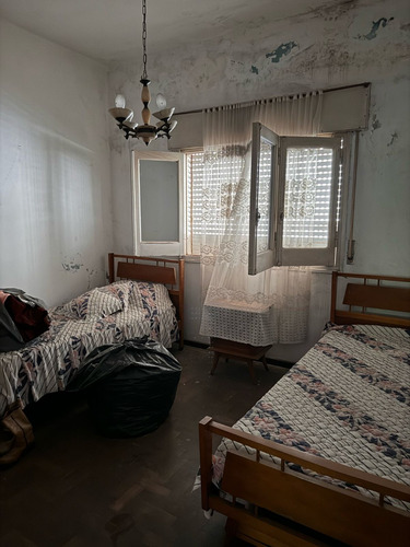 Casa En Venta A Refeccionar Excelente Ubicación Pellegrini 173. 4 Dormitorios
