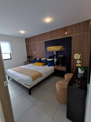 Casa En Venta Entre El Refugio Y Zibata, Doble Altura, 3 Recamaras, 3.5 Baños