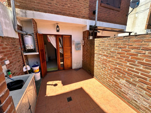 Amplio Triplex Con Estacionamiento Vehicular Y Patio.-