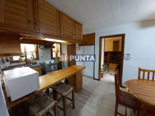 Imagen 4 de 17 de Casa De 5 Dormitorios Y Piscina En Altos Del Pinar. Venta Y Venta Anual