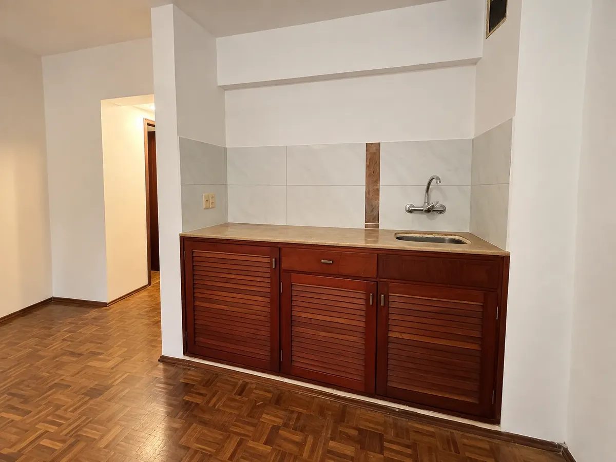 Alquiler Monoambiente Centro Al Frente En 2do Piso Con Bajos G.c, Solo Aseguradoras! · Foto 2