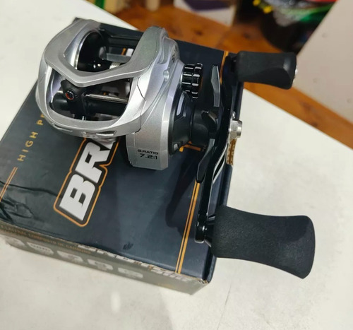 Reel-brutus-400-big-game-rotativo-10rod-250mt035-alarma- Gris Izquierdo