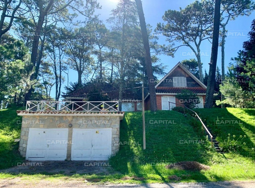 Cómoda Casa De Cinco Dormitorios En Mansa - Venta- Ref: 28992