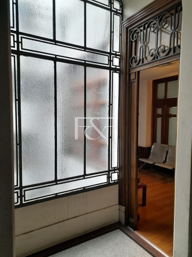 Oficina En El Corazón De La Ciudad Vieja De 150 Mt2 Sobre 25 De Mayo