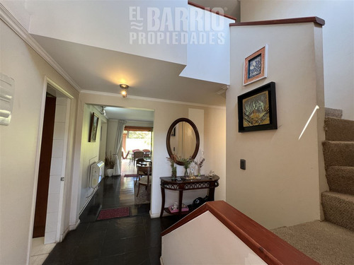 Casa En Venta De 5 Dorm. En Colina