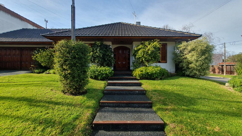 Venta - Chalet Cuatro Ambientes Con Garage Y Patio - Viamonte 4390